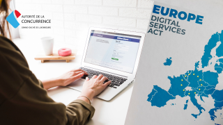 Femme utilisant Facebook et carte de l'UE avec inscription "Digital services Act"