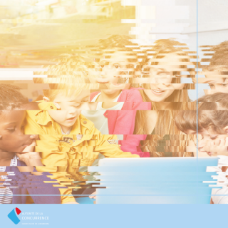 Enfants et femme regardant un ordinateur
