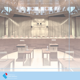 Salle du Tribunal de l'UE et logo AdC bleu