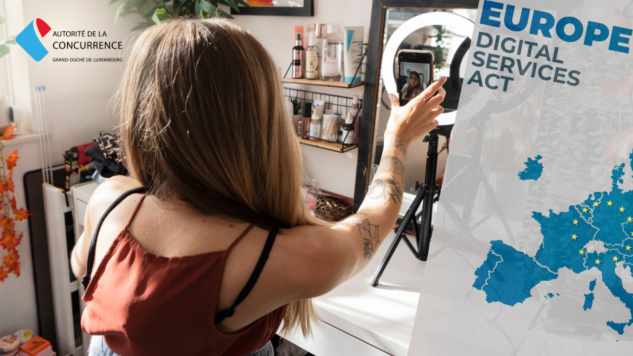 TikTokeuse avec son téléphone devant un miroir